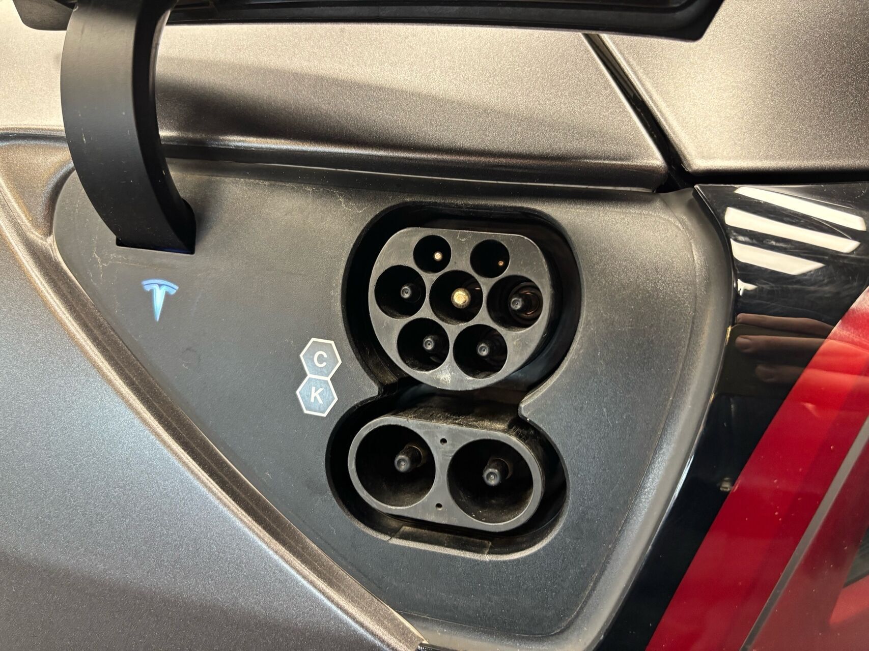 Grå Tesla Model Y fra 2022