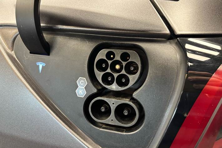 Grå Tesla Model Y fra 2022