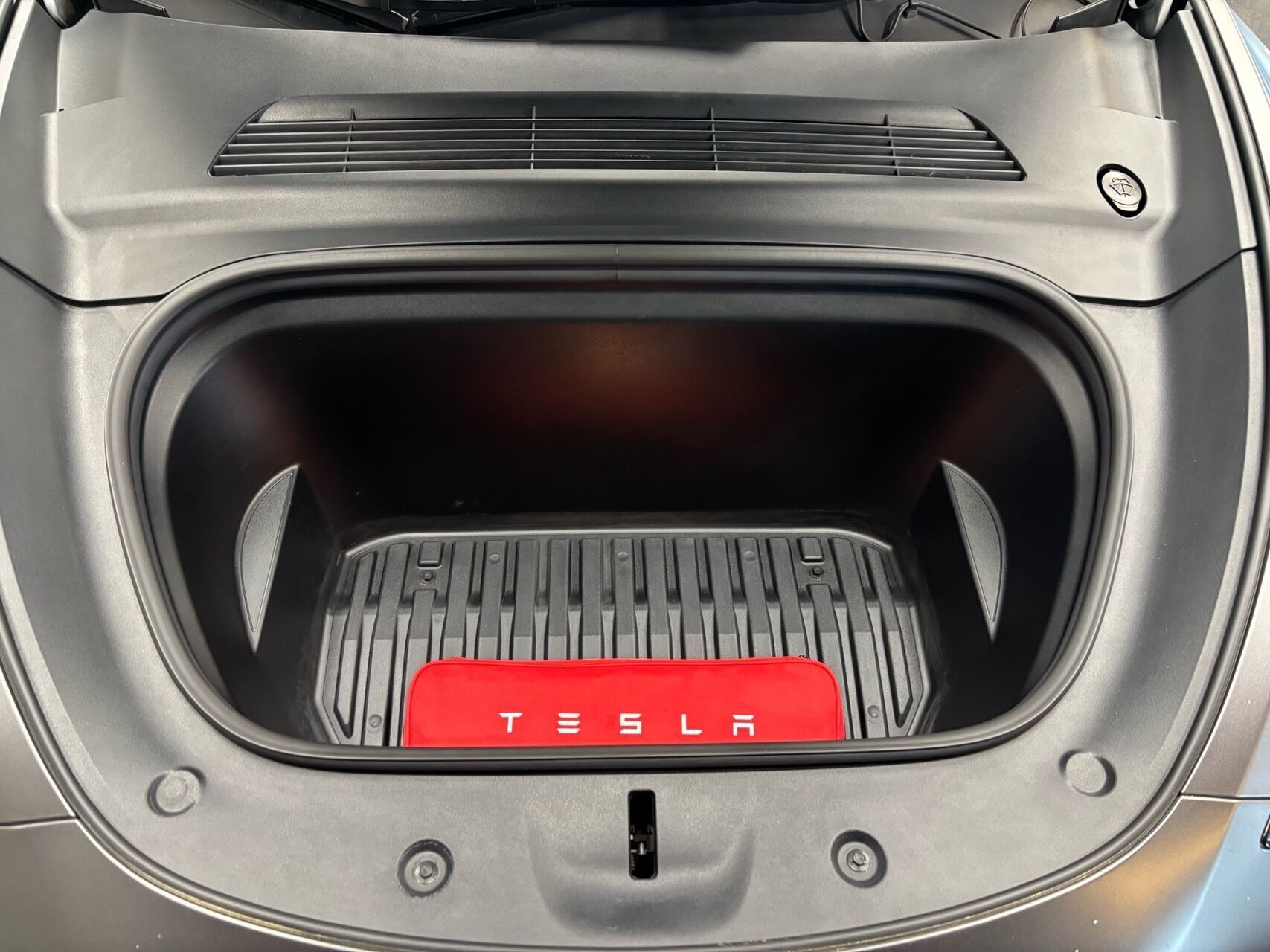 Grå Tesla Model Y fra 2022