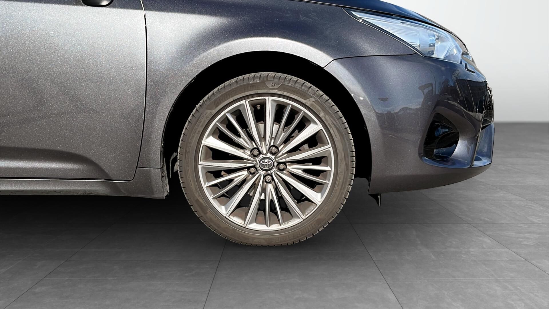 Grå Toyota Avensis fra 2017
