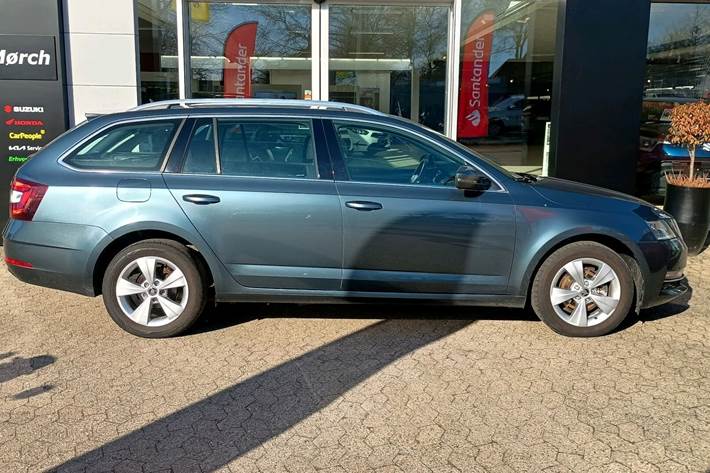 Grå Skoda Octavia fra 2020