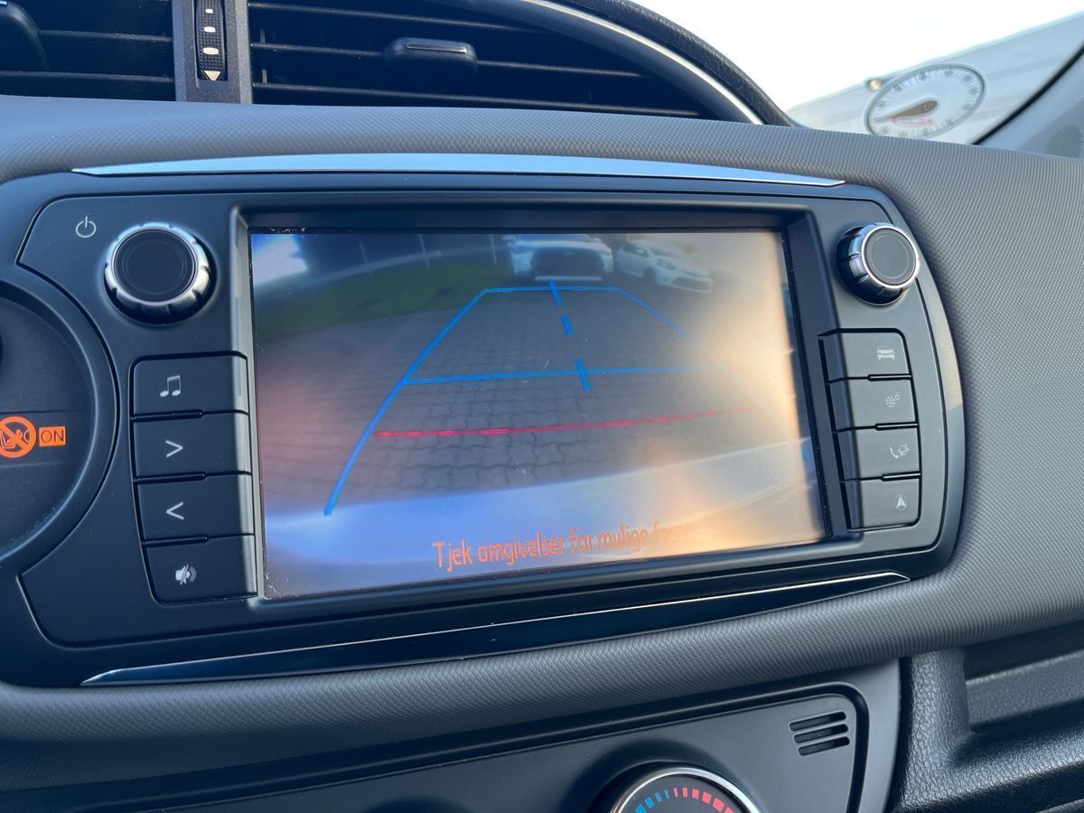 Blå Toyota Yaris fra 2016