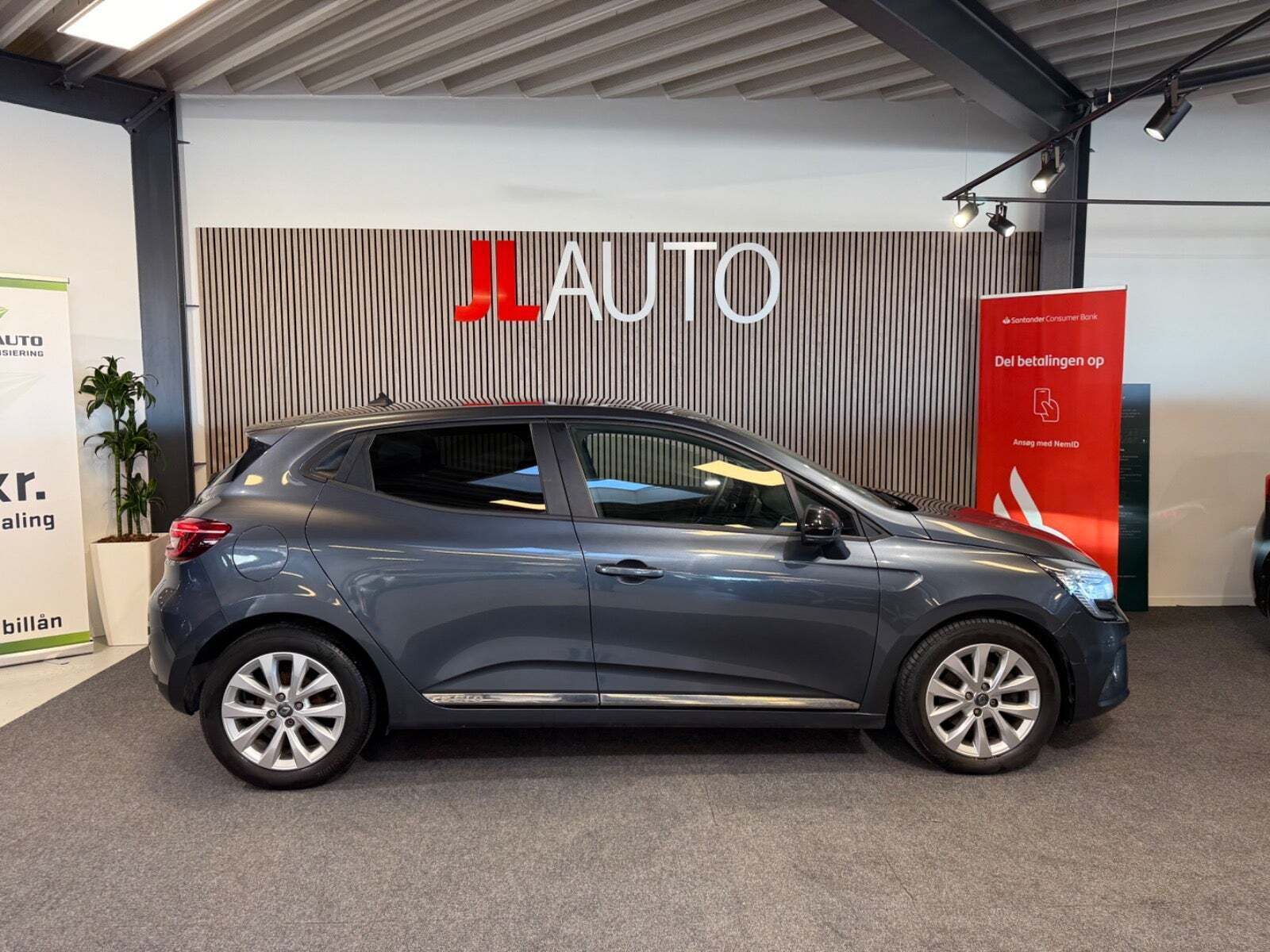 Grå Renault Clio V fra 2020