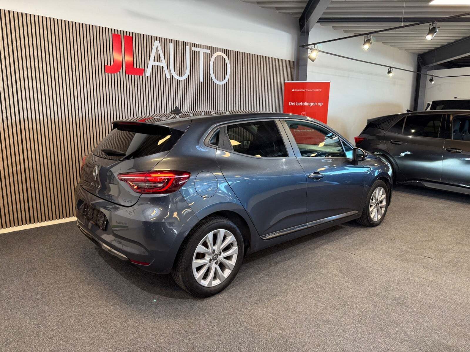Grå Renault Clio V fra 2020