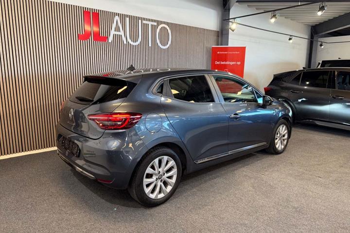 Grå Renault Clio V fra 2020