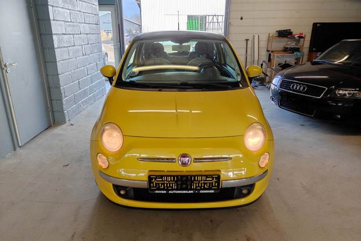 Gul Fiat 500 fra 2008