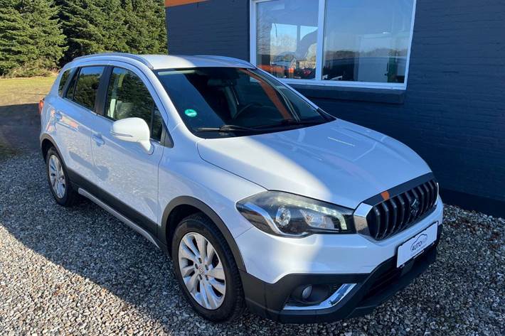 Hvid Suzuki S-Cross fra 2016 set udefra