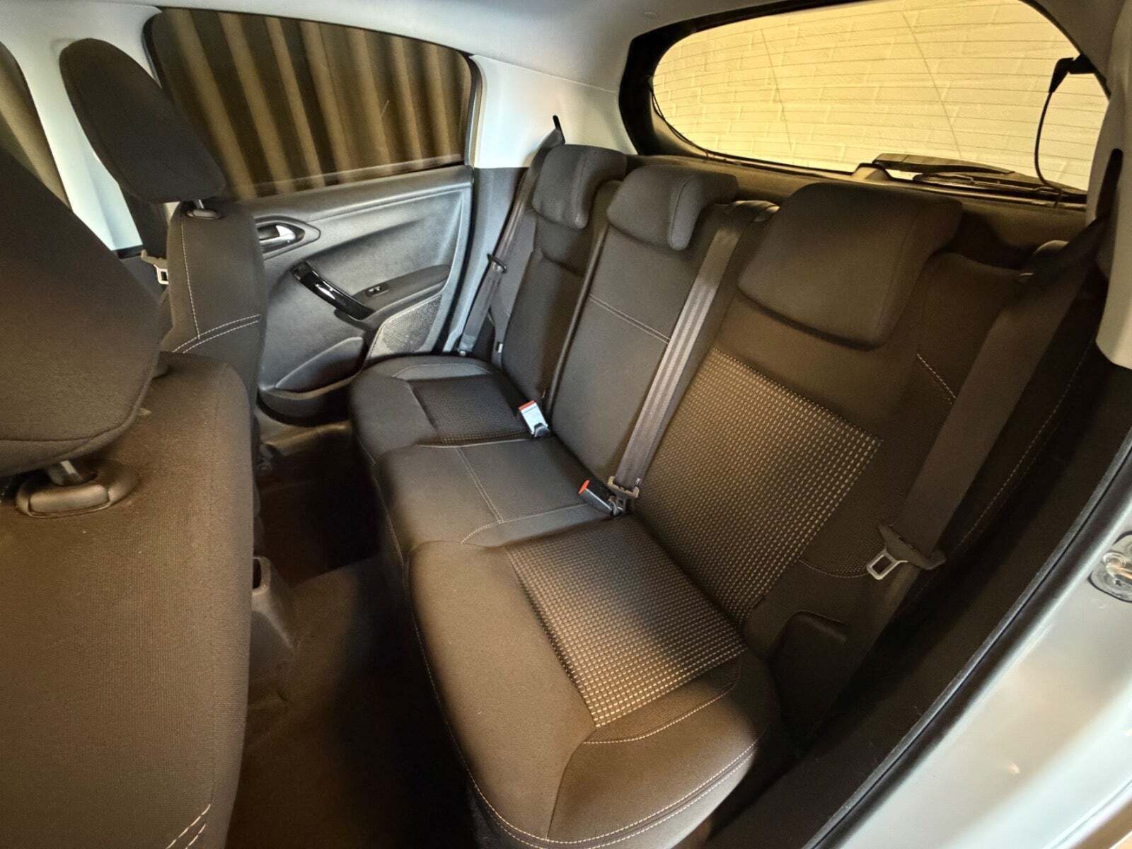 Sølv Peugeot 208 fra 2017