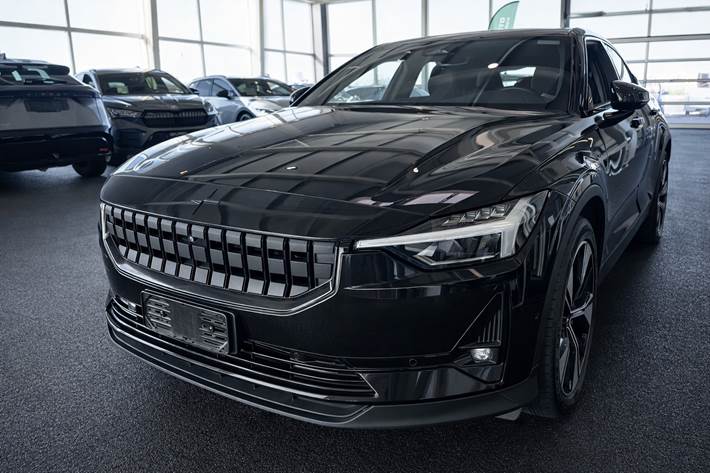 Sort Polestar 2 fra 2023 set udefra