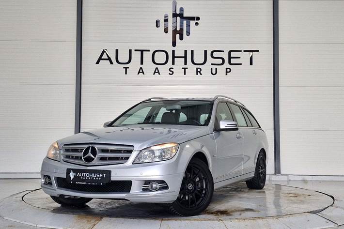 Sølv Mercedes C180 fra 2009 set udefra