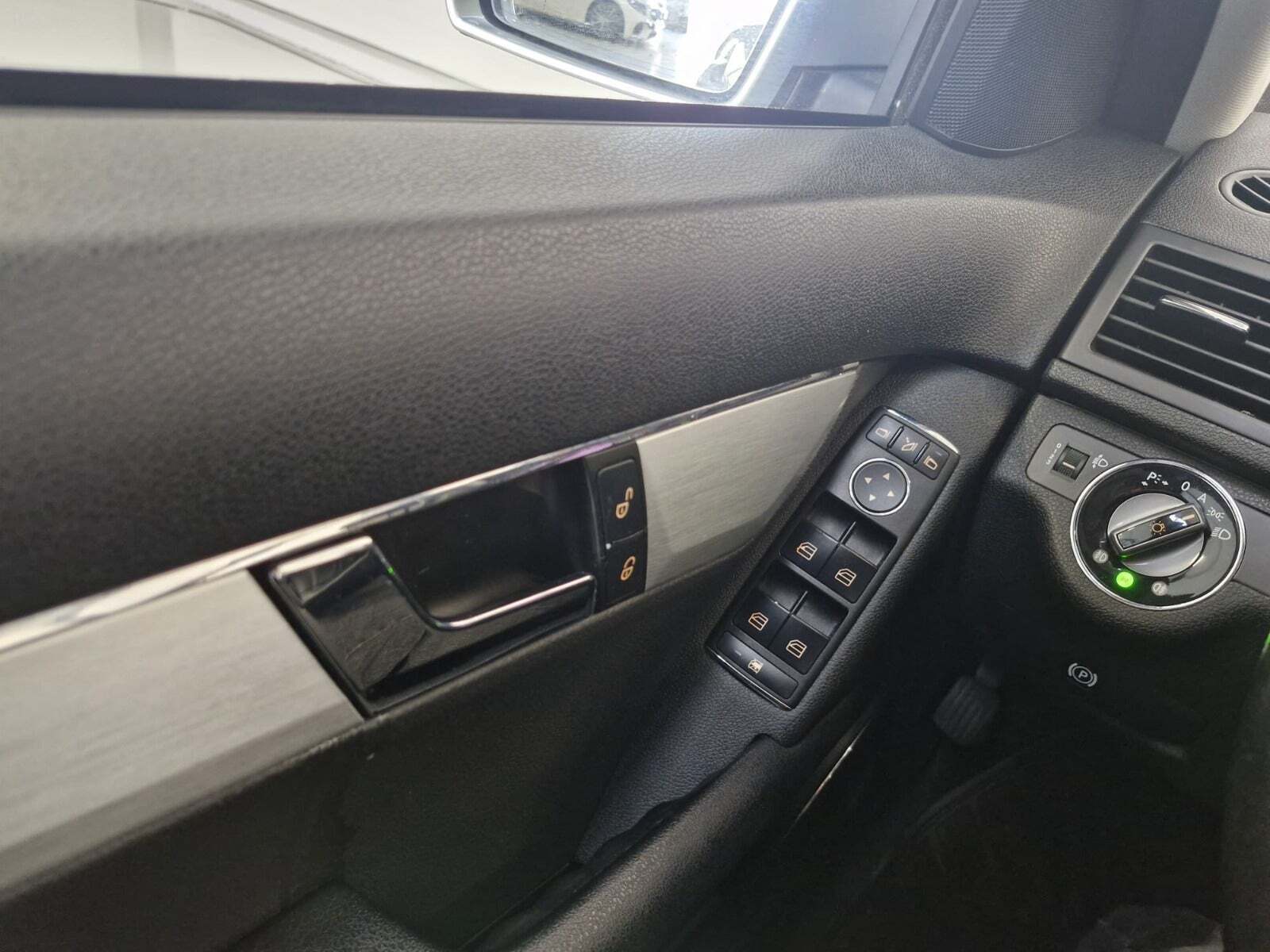 Sølv Mercedes C180 fra 2009