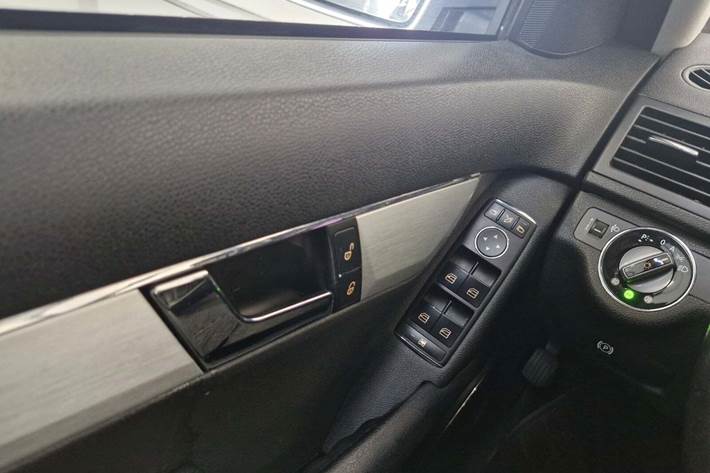 Sølv Mercedes C180 fra 2009