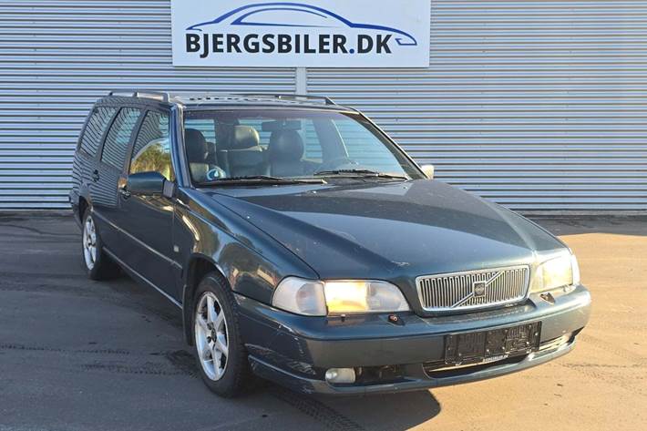 Grøn Volvo V70 fra 1997 set udefra