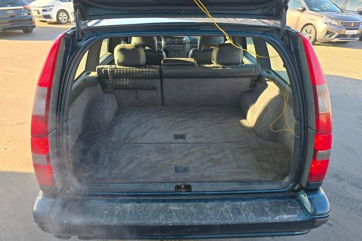 Grøn Volvo V70 fra 1997