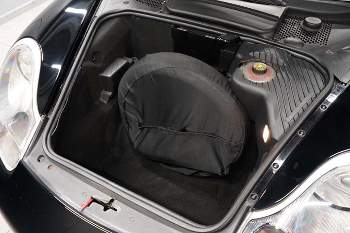 Sort Porsche Boxster S fra 2004 set udefra