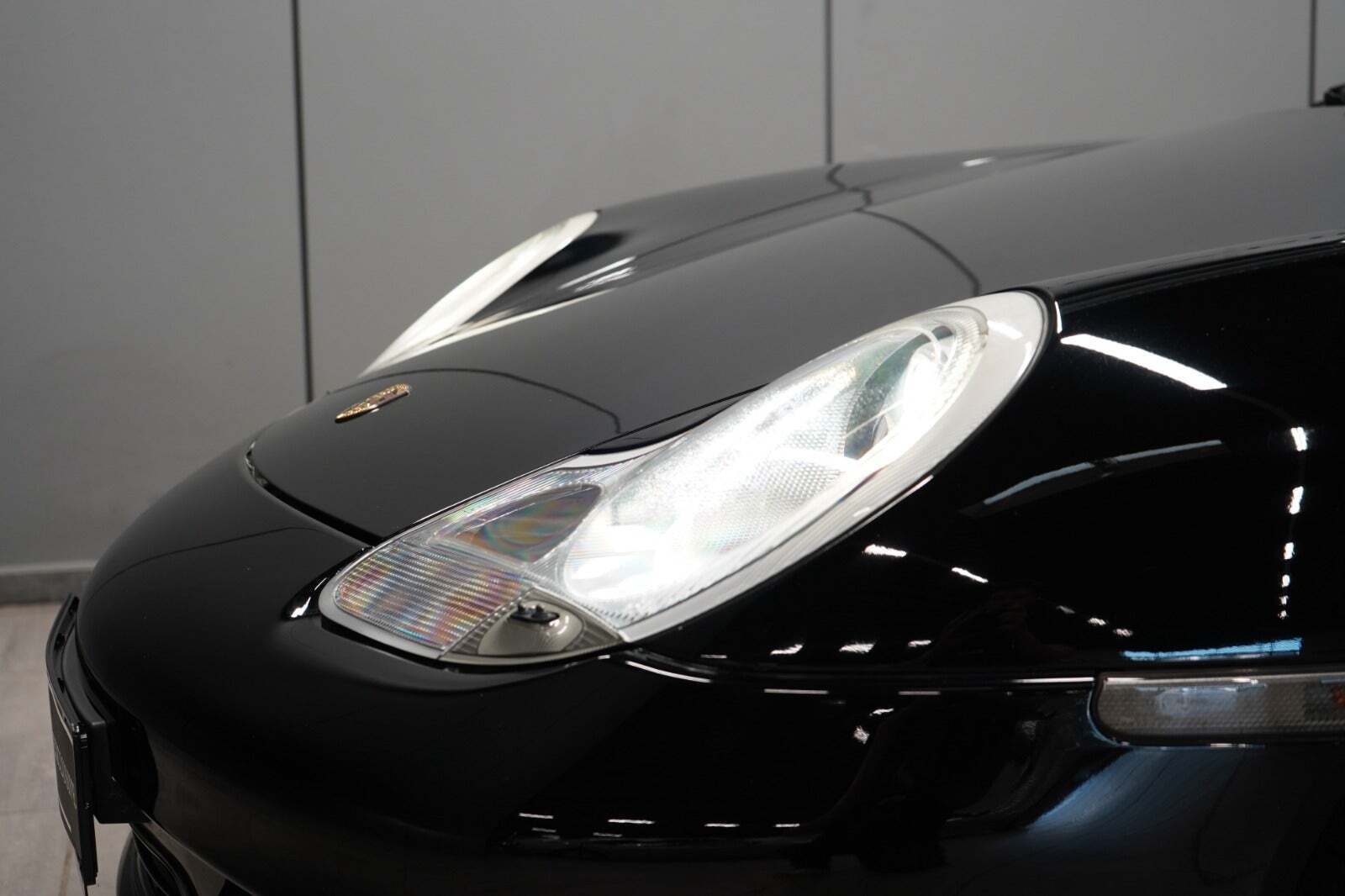 Sort Porsche Boxster S fra 2004 set udefra