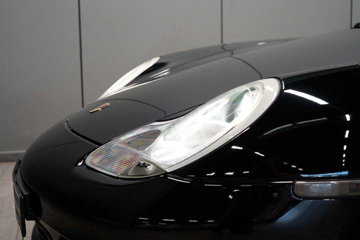 Sort Porsche Boxster S fra 2004 set udefra