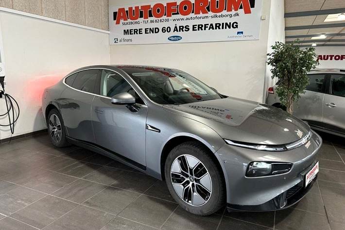 Grå Xpeng P7 fra 2023 set udefra