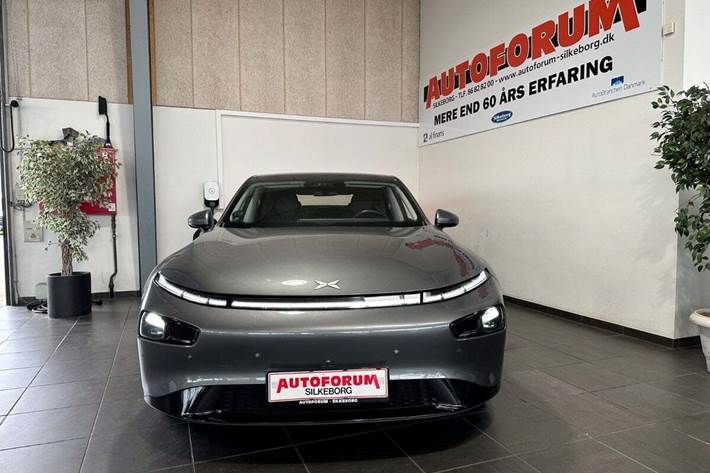 Grå Xpeng P7 fra 2023