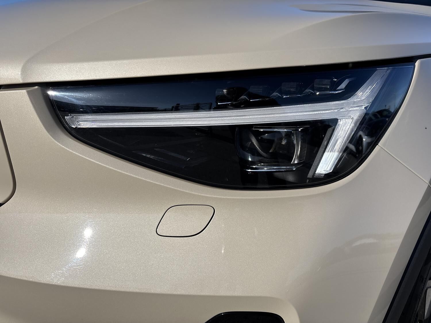 Beige Volvo EX40 fra 2025