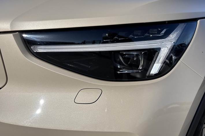 Beige Volvo EX40 fra 2025