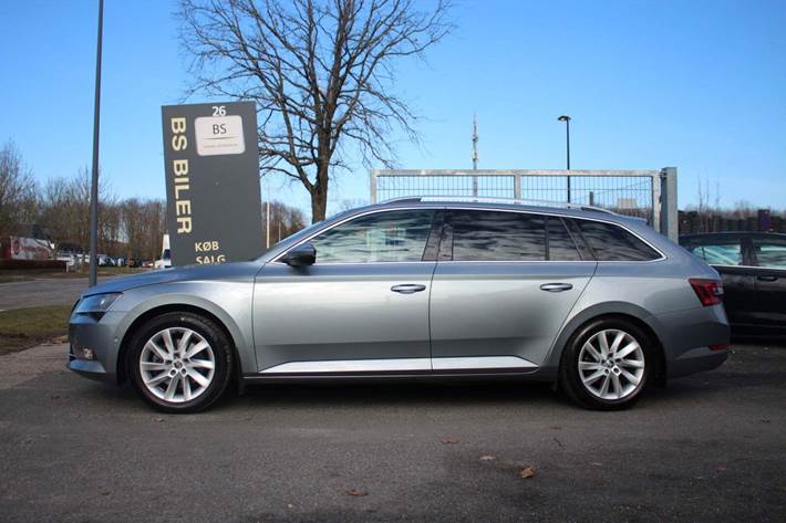 Grå Skoda Superb fra 2018