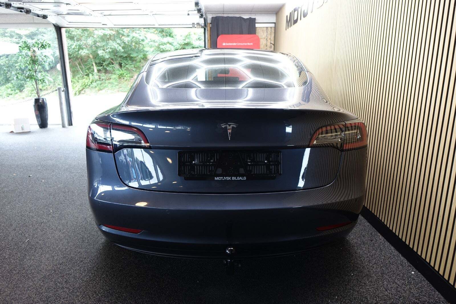 Grå Tesla Model 3 fra 2021