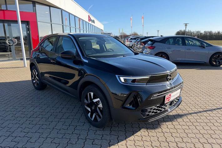 Sort Opel Mokka-e fra 2024 set udefra