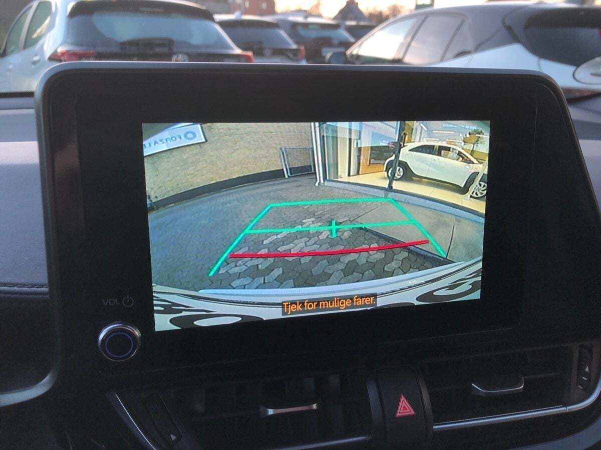 Hvid Toyota C-HR fra 2022