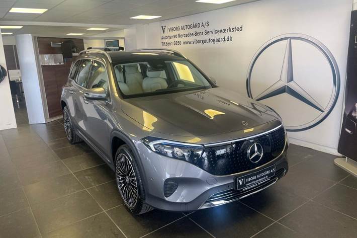 Grå Mercedes EQB250+ fra 2024 set udefra
