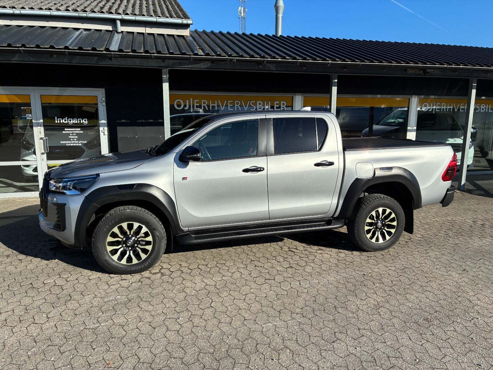 Sølv Toyota HiLux fra 2023
