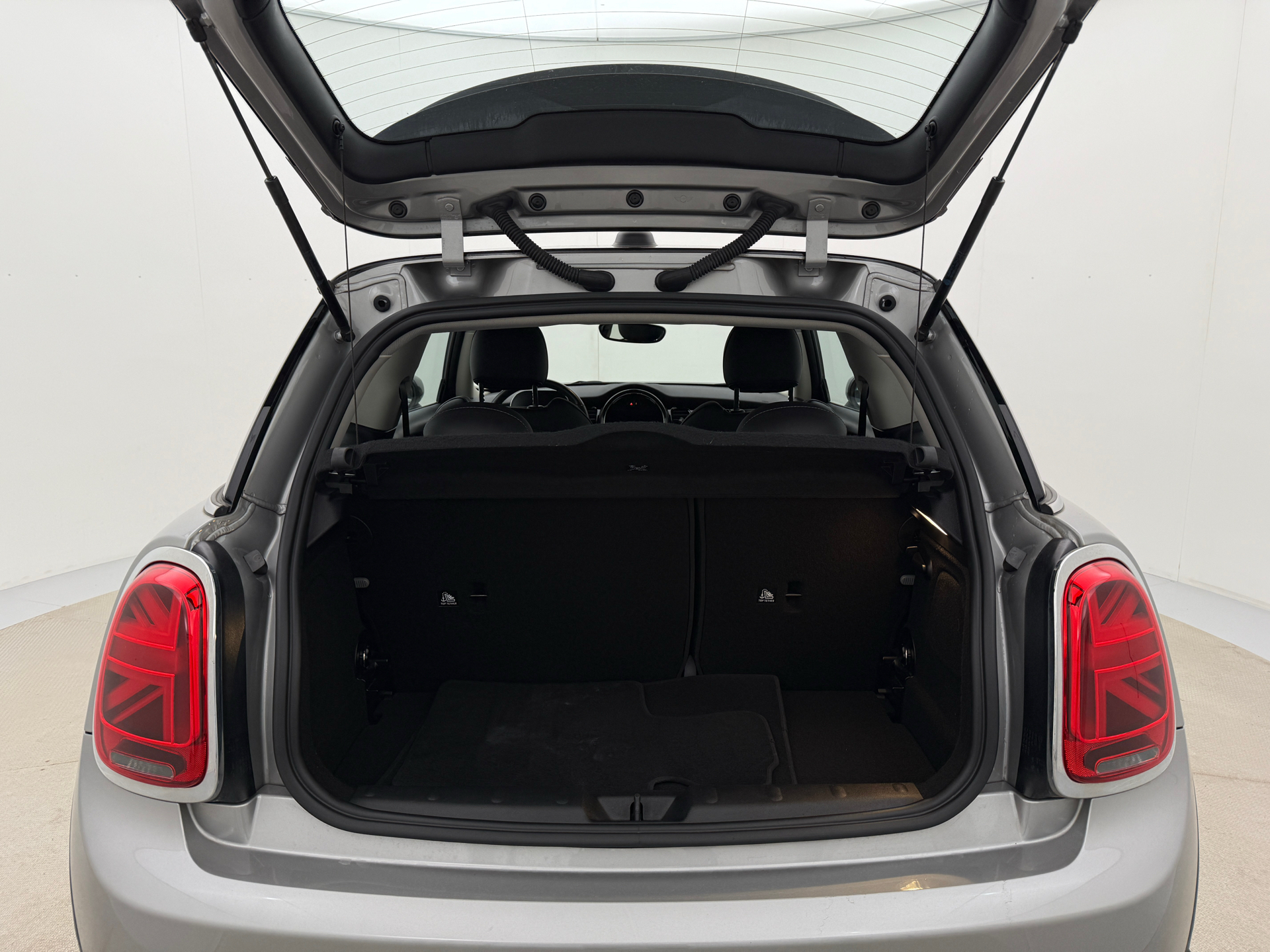 Sølv Mini Cooper fra 2023