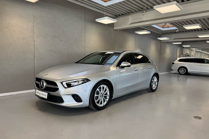 Sølv Mercedes A200 fra 2019 set udefra