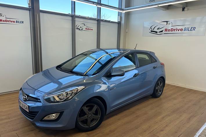 Blå Hyundai i30 fra 2012 set udefra