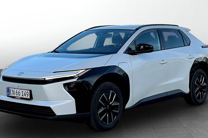 Hvid Toyota BZ4X fra 2025 set udefra
