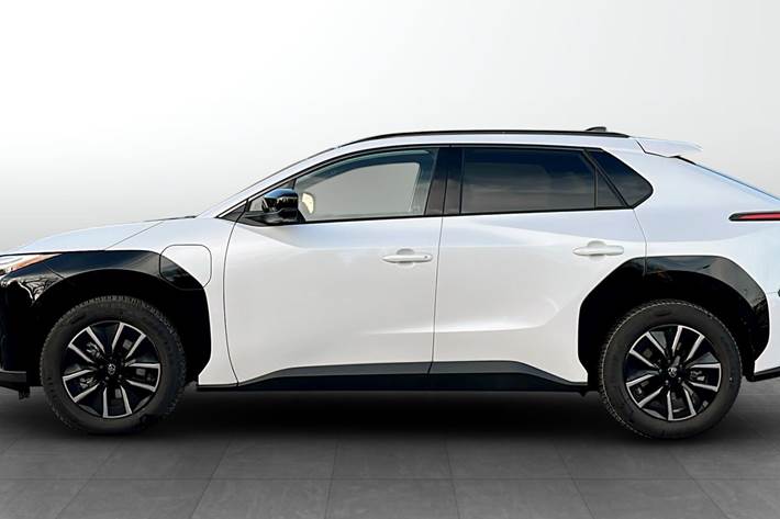 Hvid Toyota BZ4X fra 2025