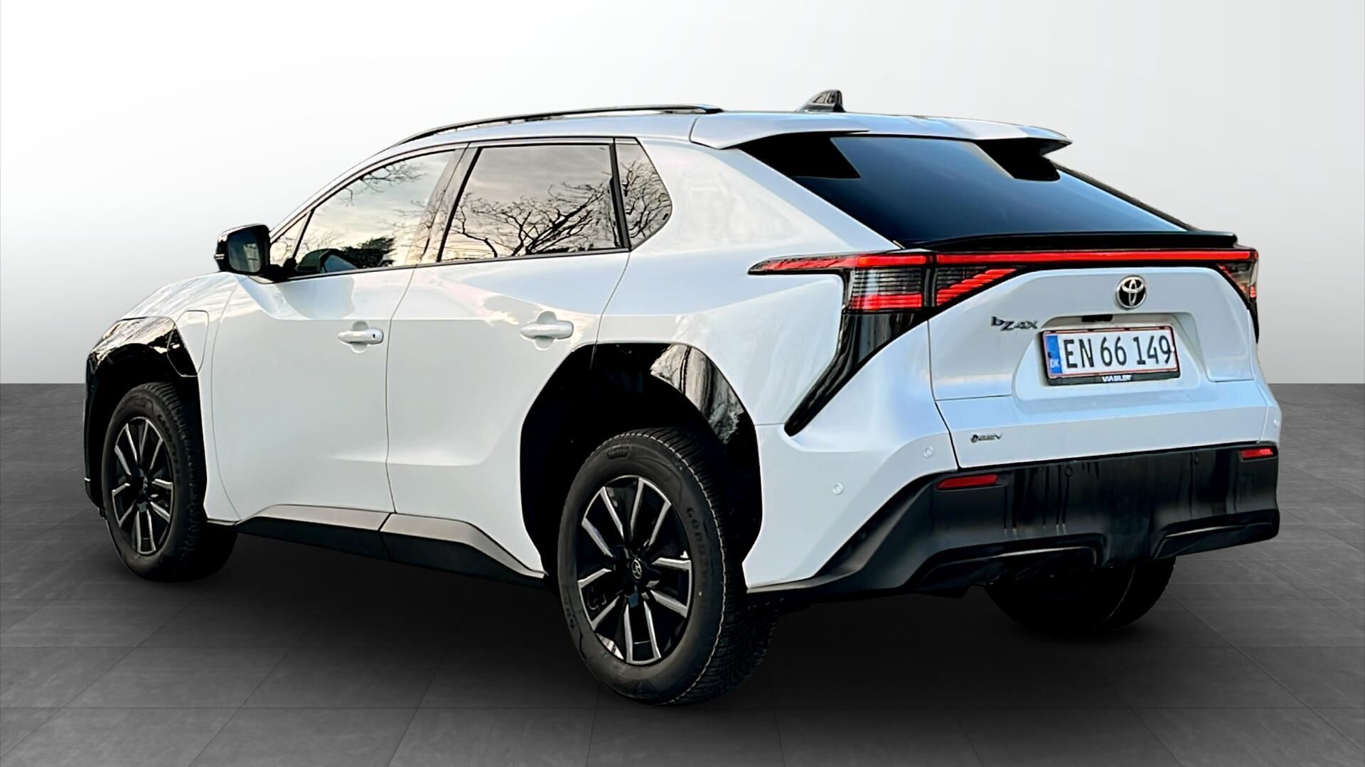 Hvid Toyota BZ4X fra 2025