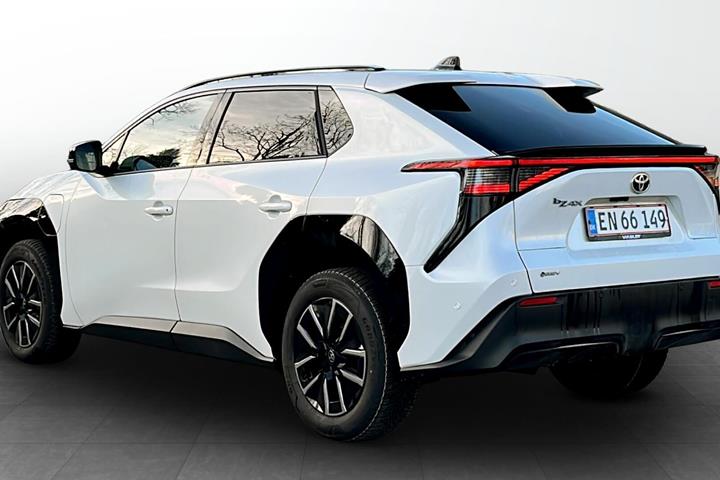 Hvid Toyota BZ4X fra 2025