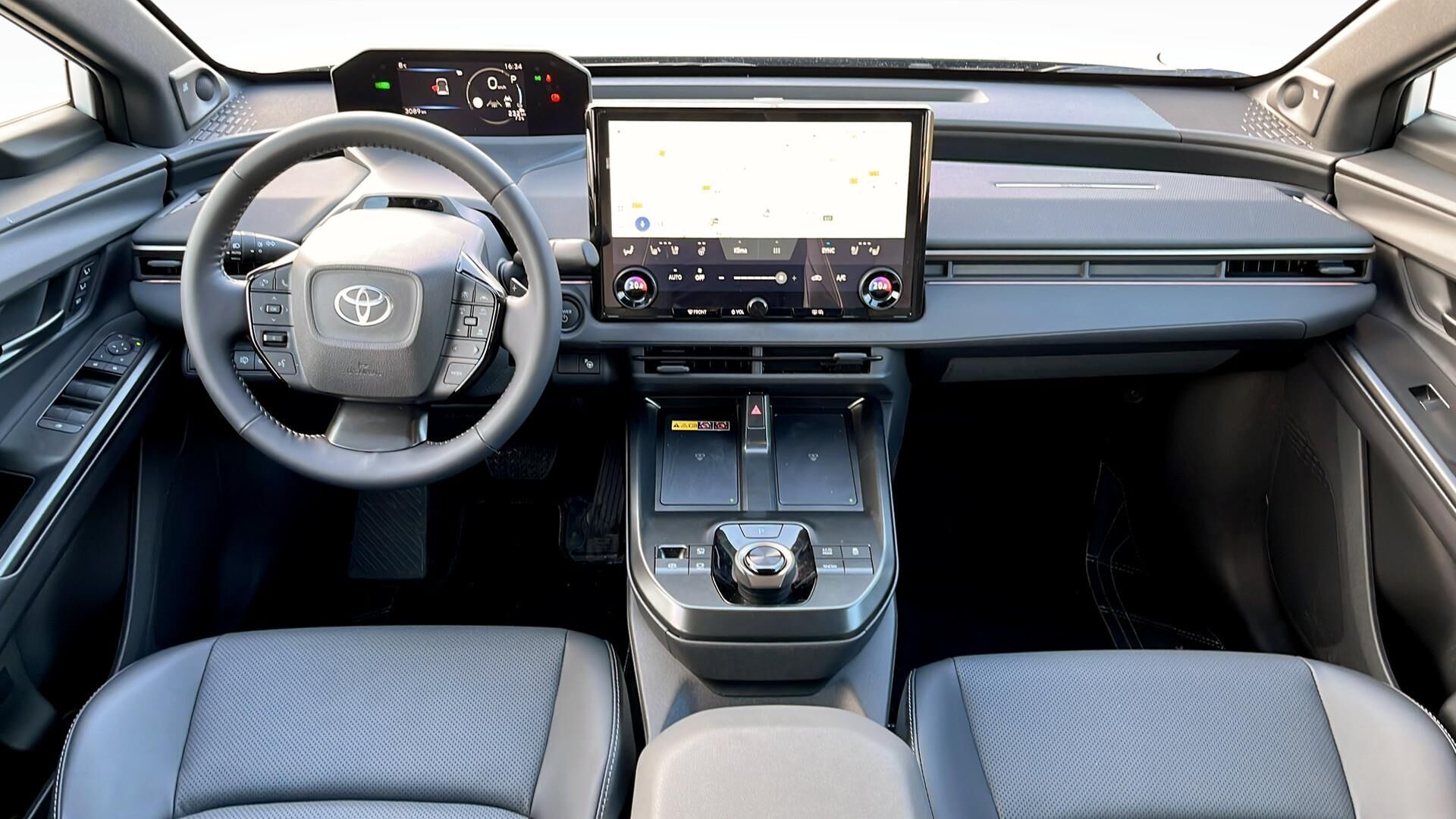 Hvid Toyota BZ4X fra 2025