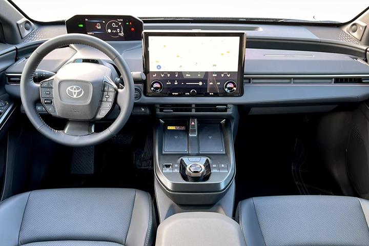 Hvid Toyota BZ4X fra 2025