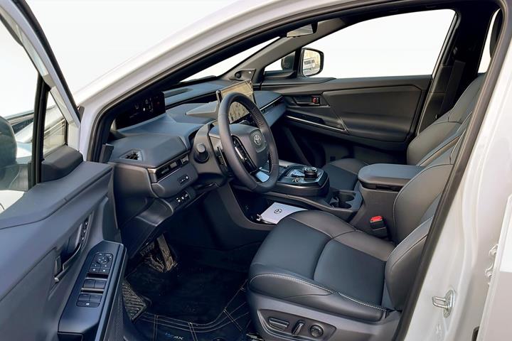 Hvid Toyota BZ4X fra 2025
