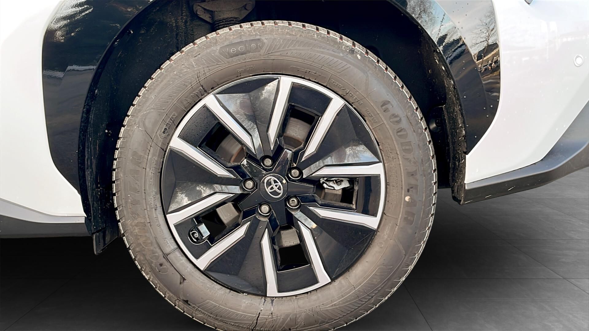 Hvid Toyota BZ4X fra 2025