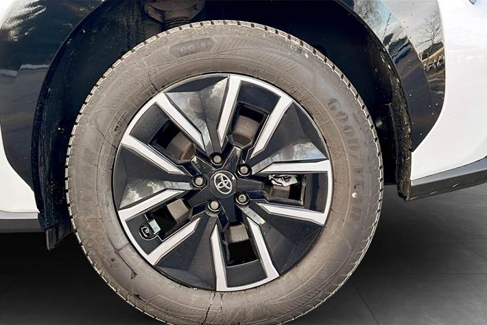 Hvid Toyota BZ4X fra 2025