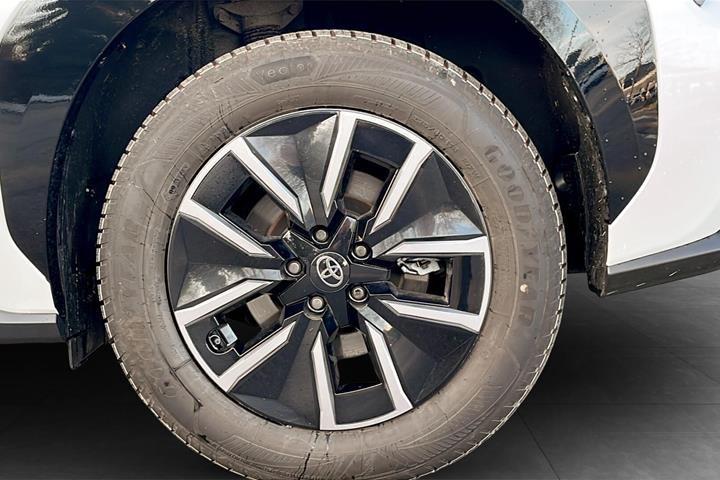 Hvid Toyota BZ4X fra 2025