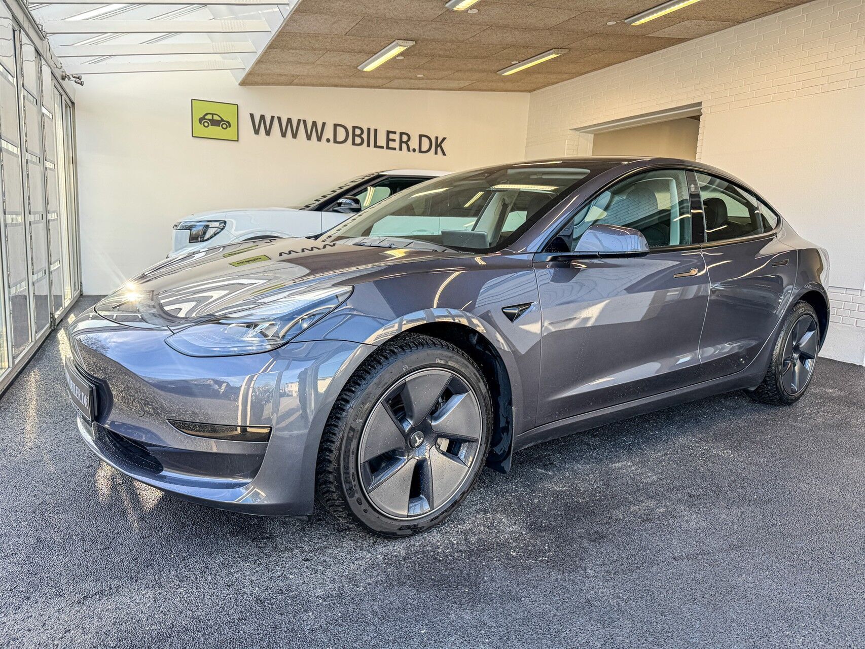Grå Tesla Model 3 fra 2022