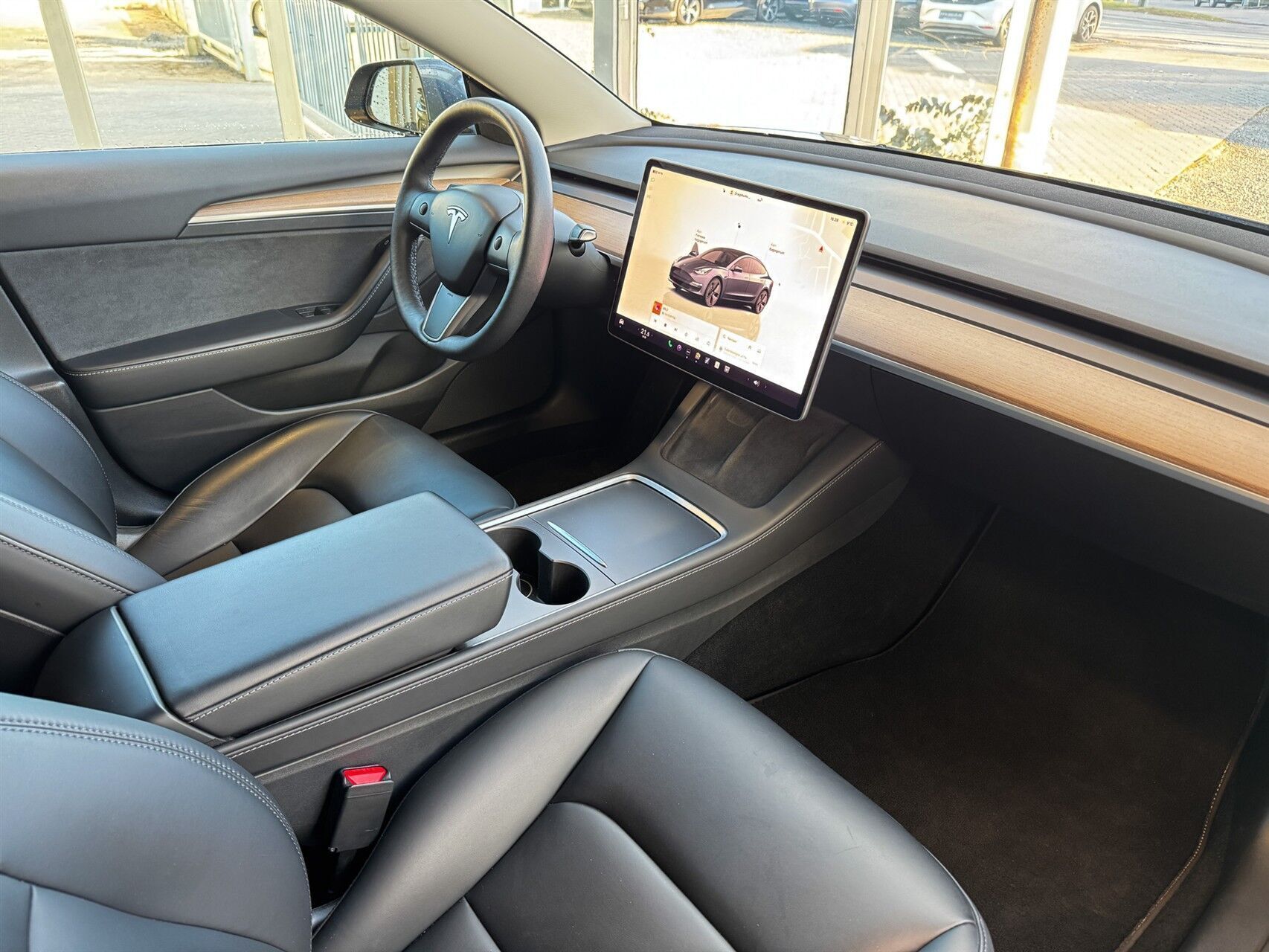 Grå Tesla Model 3 fra 2022