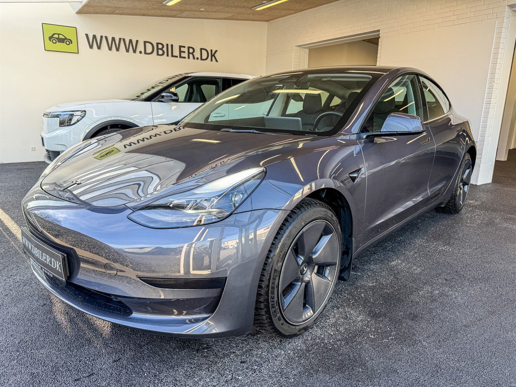 Grå Tesla Model 3 fra 2022