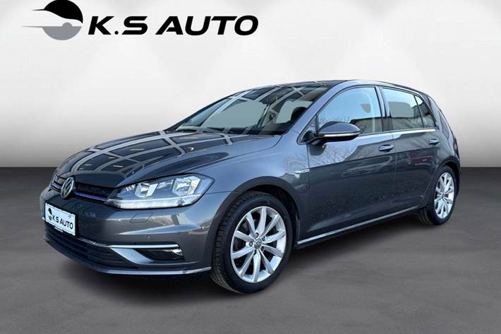 Grå VW Golf VII fra 2019 set udefra