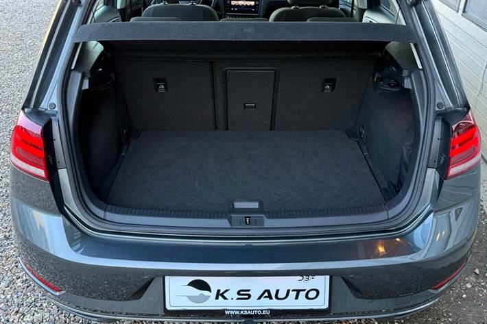 Grå VW Golf VII fra 2019