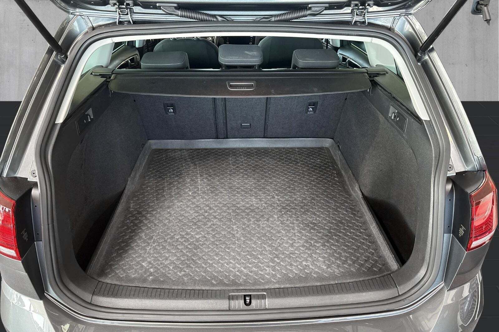 Grå VW Golf VII fra 2018